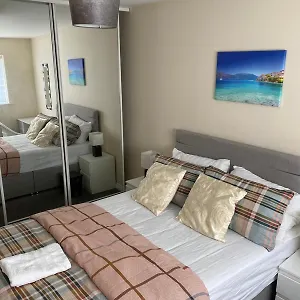  Apartment Cheerful 4 Bedroom Townhouse With Free Parking